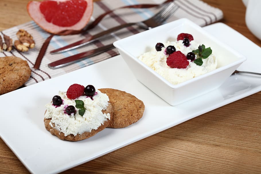 Cookie and Cream Deserts, baked, baking, berries, chocolate, creamy HD wallpaper
