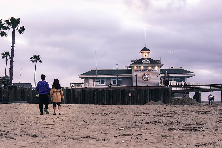 beach, newport, lighthouse, pier, couple, holding hands, ocean, HD wallpaper
