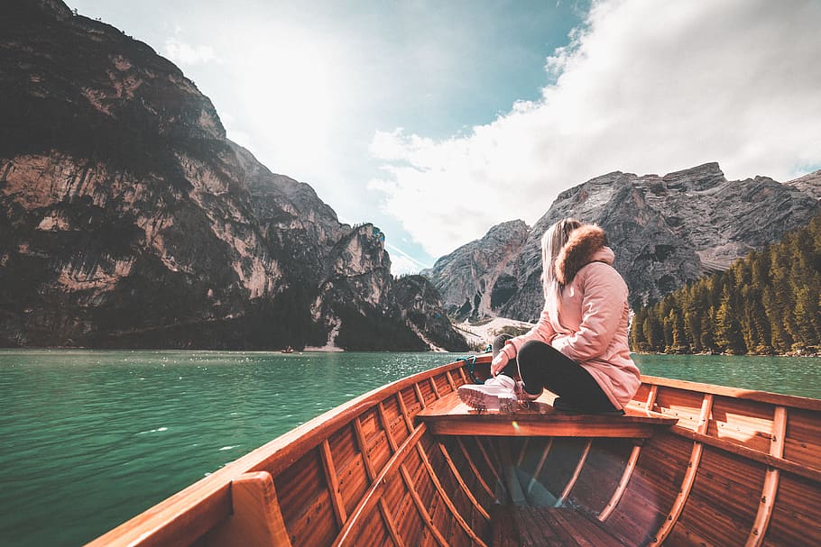 Young Woman Relaxing on a Rowing Boat & Enjoying the Nature, HD wallpaper