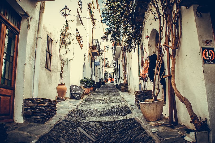 pathway in between houses, alley, spain, cadaqués, pot, facade HD wallpaper