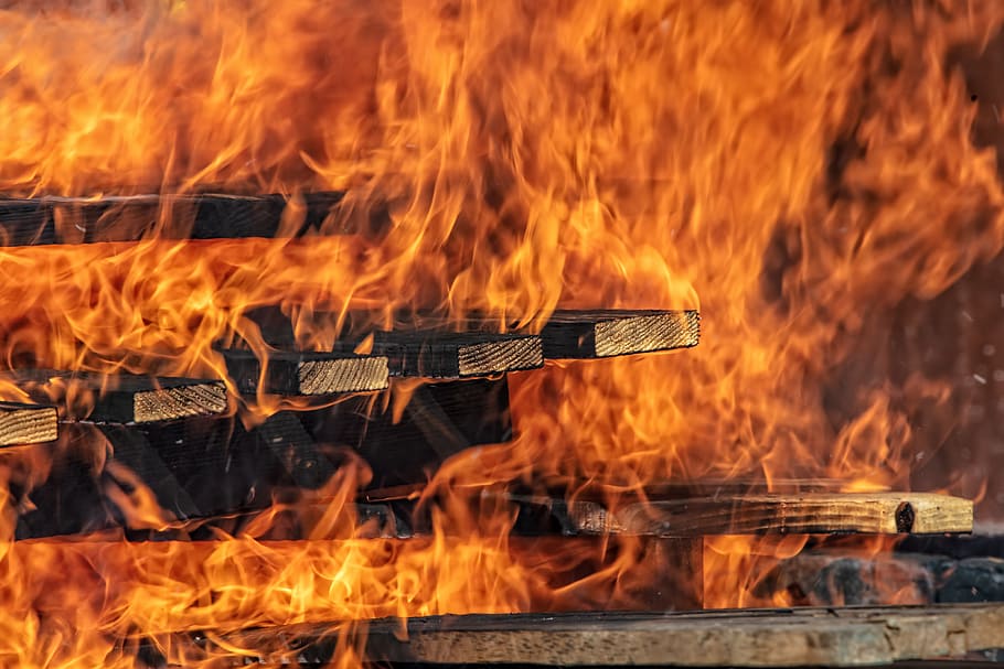 Burn fire. Выброс пламени на пожаре. Пламя из дерева. Брутальный фон огонь дерево. Burning platform.