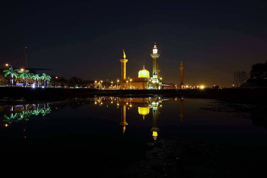 Reflection of Yellow High Rise Tower during Night Time, architecture HD wallpaper