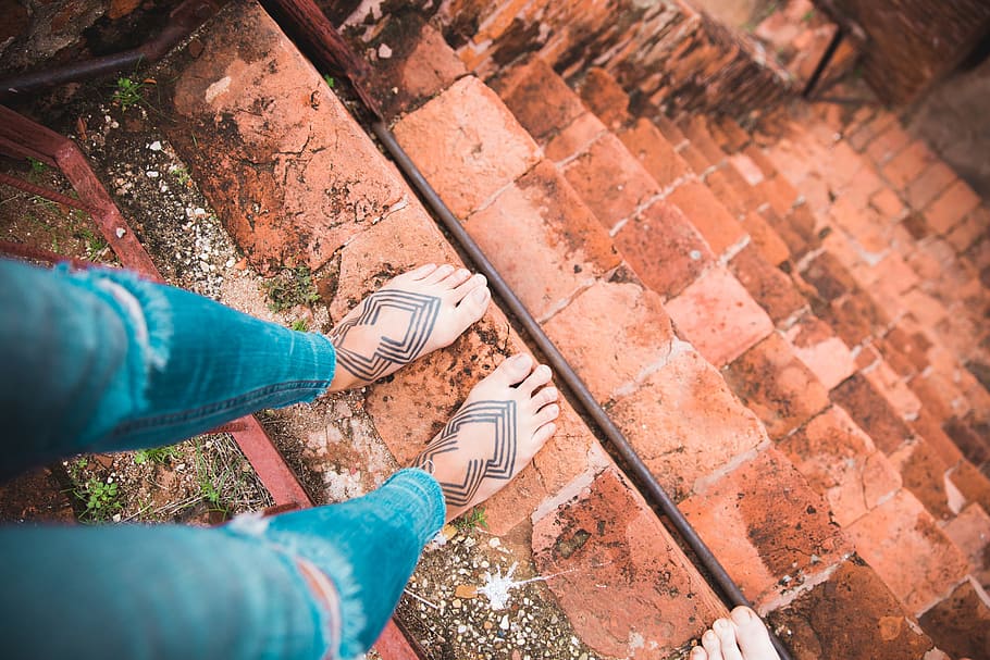 Tattooed female feet on steep staircase of an old building, 20-25 year old, HD wallpaper