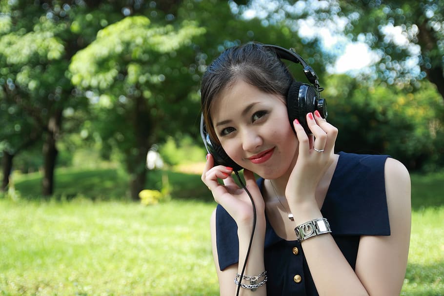 Woman Listens to Earphones in Open Grassfield, adolescent, beauty, HD wallpaper