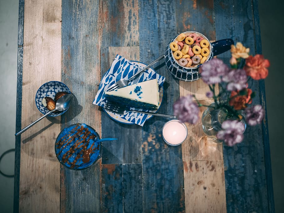 sliced cake, food, cream, icing, dessert, creme, wood, plant HD wallpaper