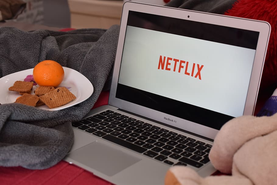 netflix, computer, snacking, cushion, relaxation, evening, technology HD wallpaper