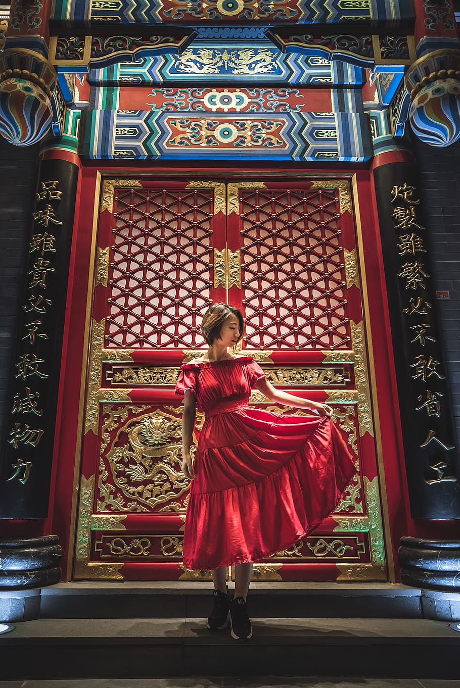 woman standing in front of door, building, art, worship, buddha, HD wallpaper