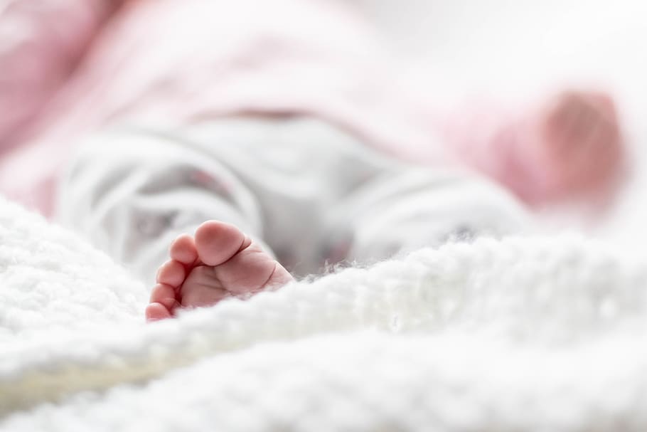 baby sleeping on bed, newborn, blanket, heel, person, human, toe HD wallpaper