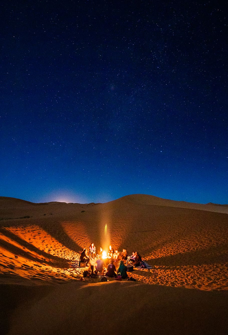 People Sitting in Front of Bonfire in Desert during Nighttime, HD wallpaper