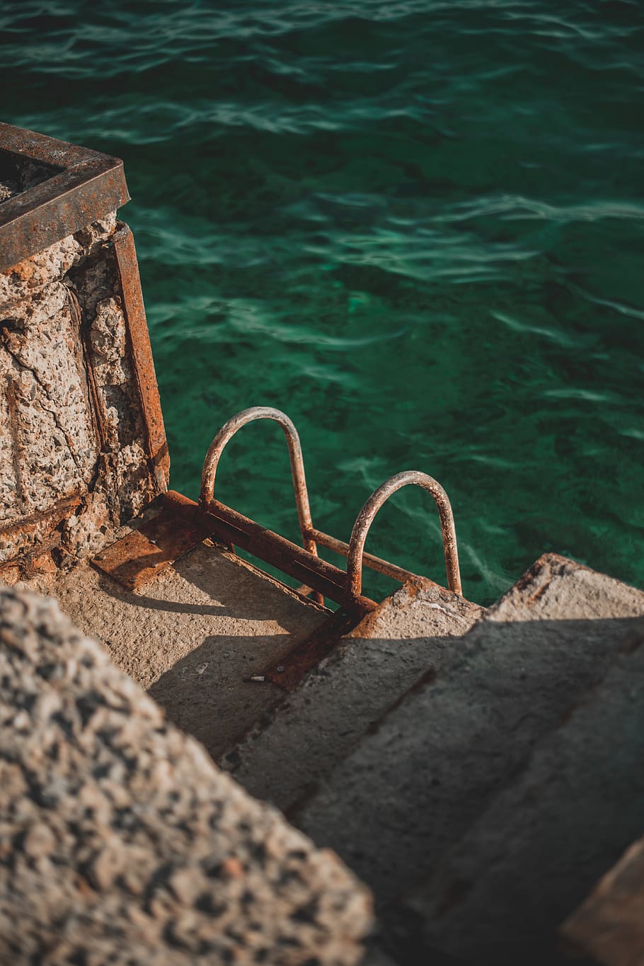 Gray Concrete Stairs Near Body of Water, daylight, ocean, rock HD wallpaper