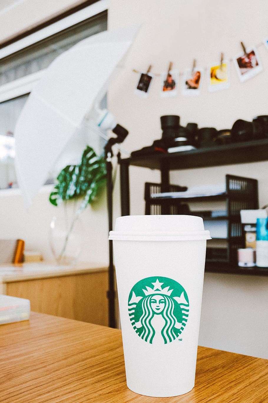 White Starbucks Disposable Cup On Brown Table, beverage, caffeine HD wallpaper