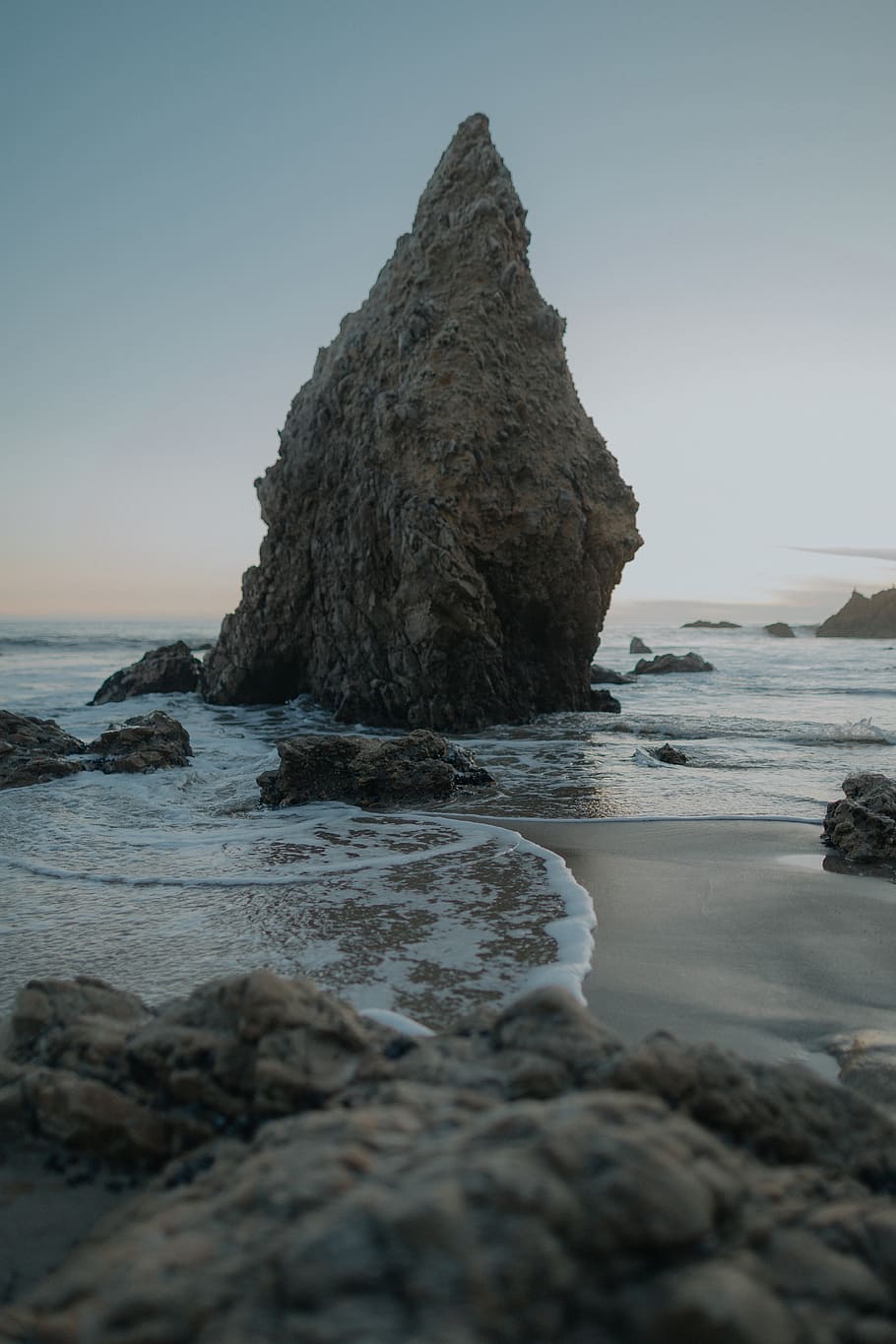 ocean waves and rocks during daytime, promontory, shoreline, water HD wallpaper