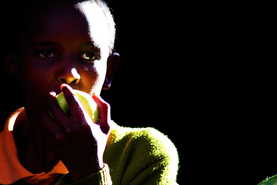 uganda, kiunga, alone, dark, lowkey, child, primary, eating HD wallpaper