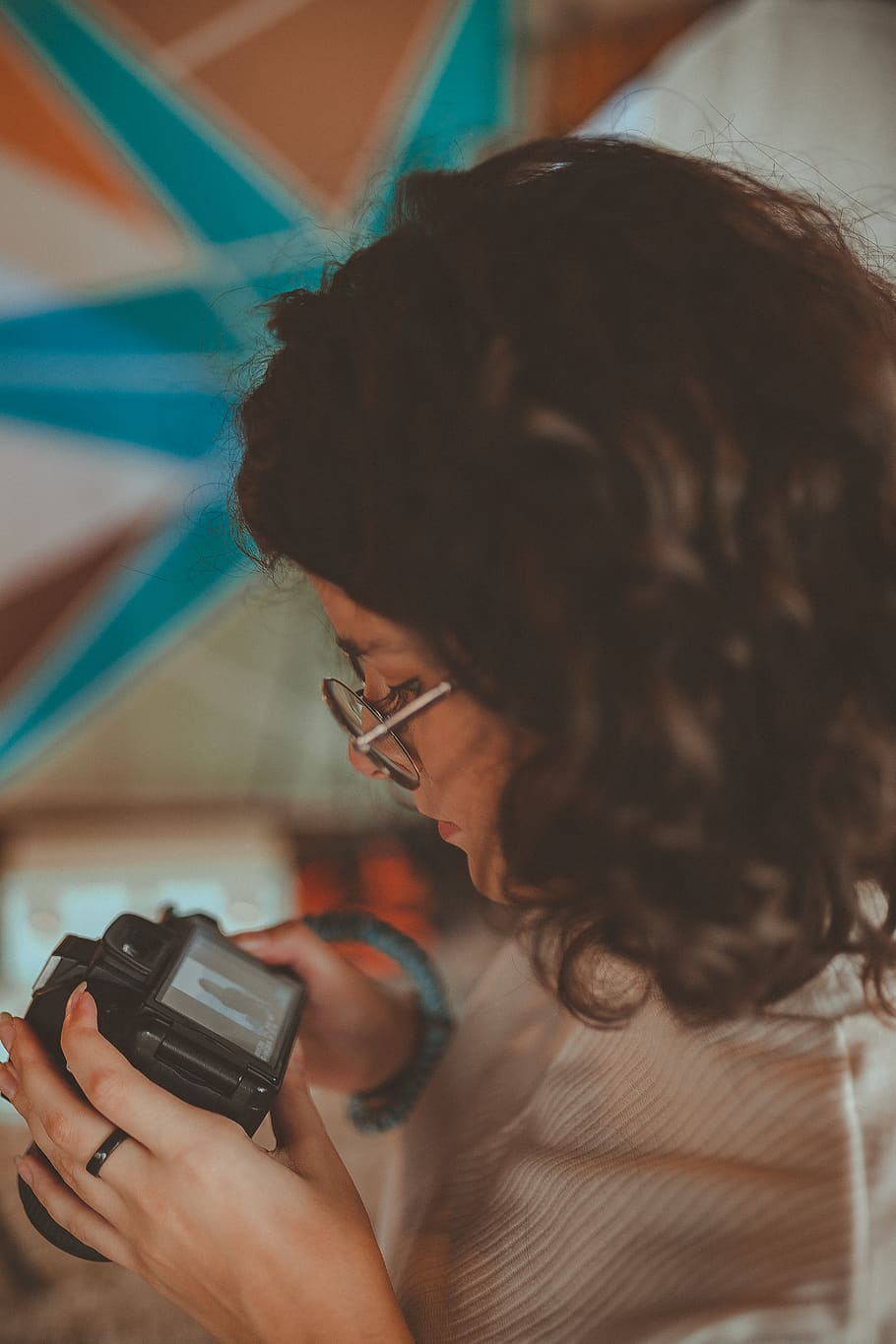 Woman Looking at Dslr Camera, blur, close-up, colors, daylight HD wallpaper
