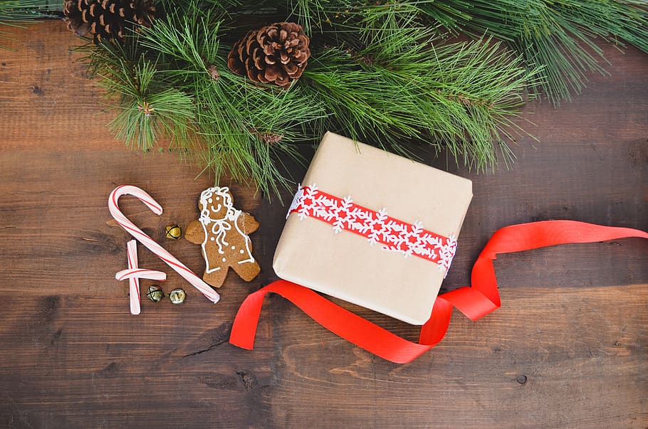 white gift box beside gingerbread, christmas, celebration, holiday HD wallpaper