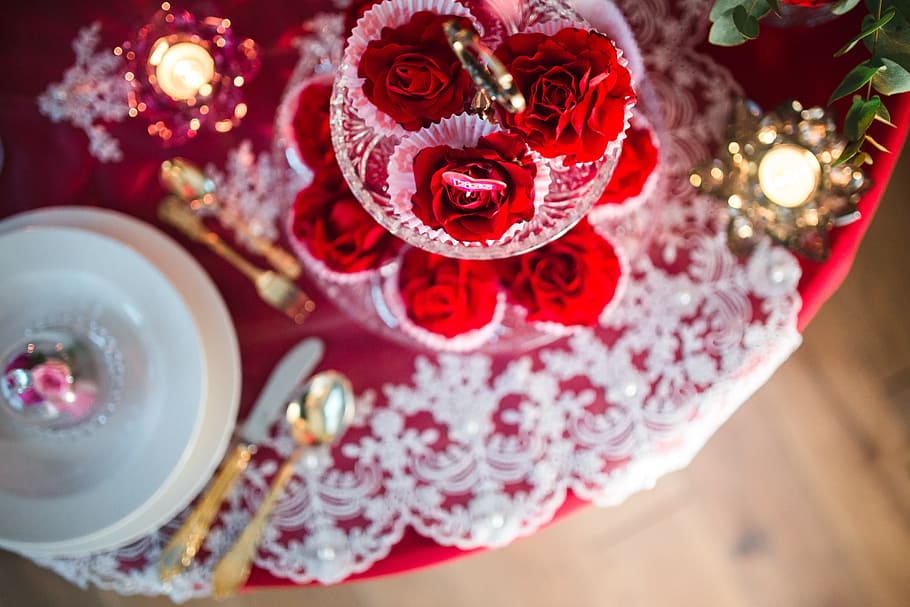 Table Decorations & Flowers for Valentine, love, romantic HD wallpaper