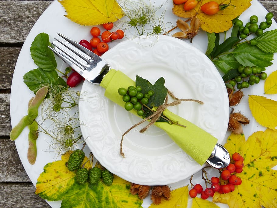 plate, cutlery, autumn, leaves, fruits, harvest, cook, invitation, HD wallpaper