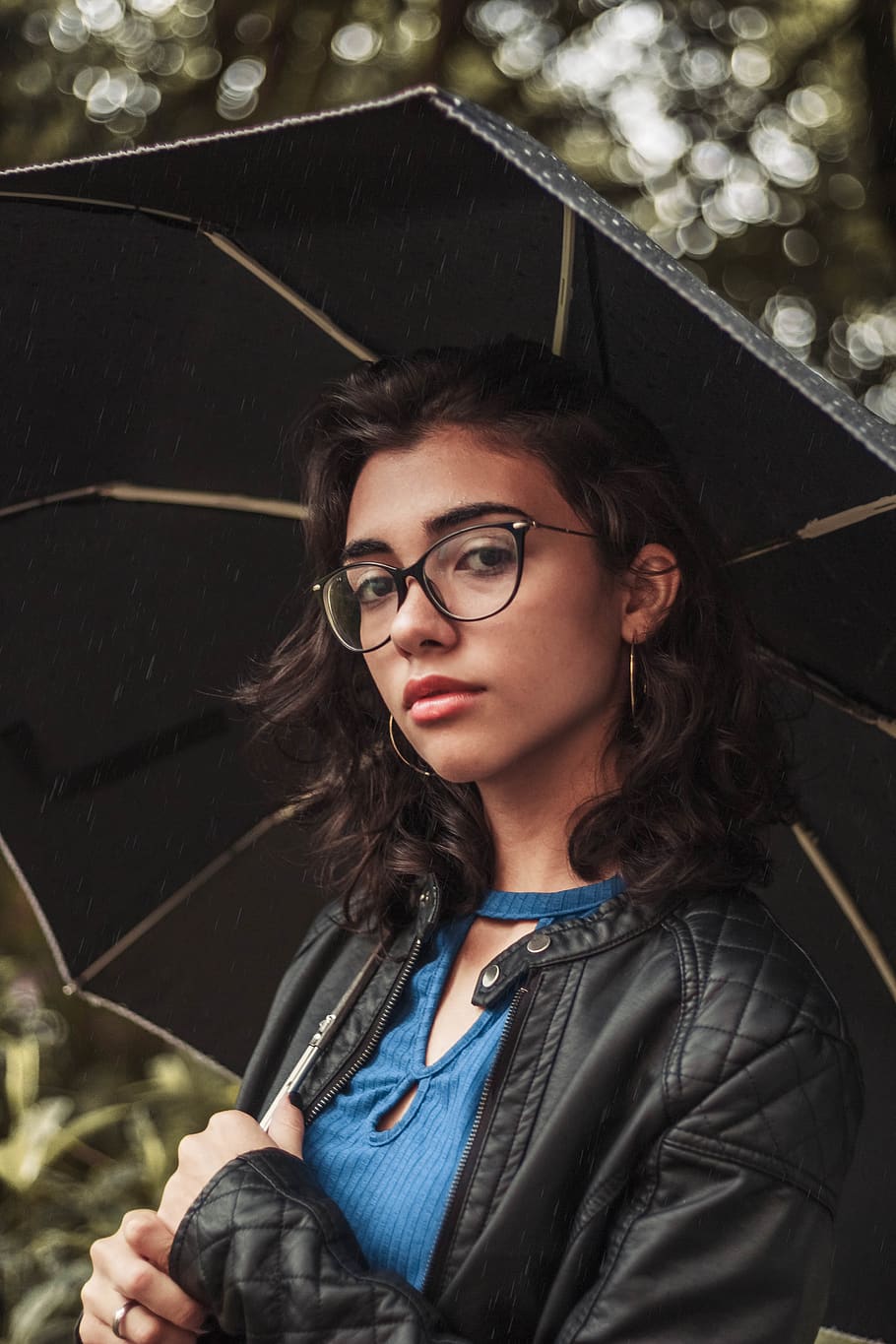 woman wearing blue crew-neck shirt and quilted black leather jacket with umbrella, HD wallpaper