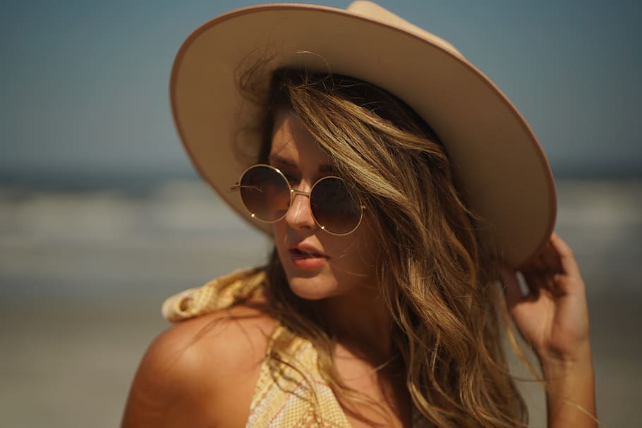 Woman Wearing Sunhat and Sunglasses by the Seashore, beach, beautiful HD wallpaper
