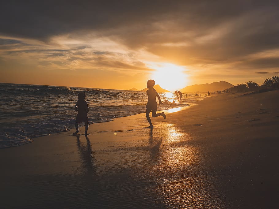 Silhouette Photography of Children Playing Near Body of Water HD wallpaper