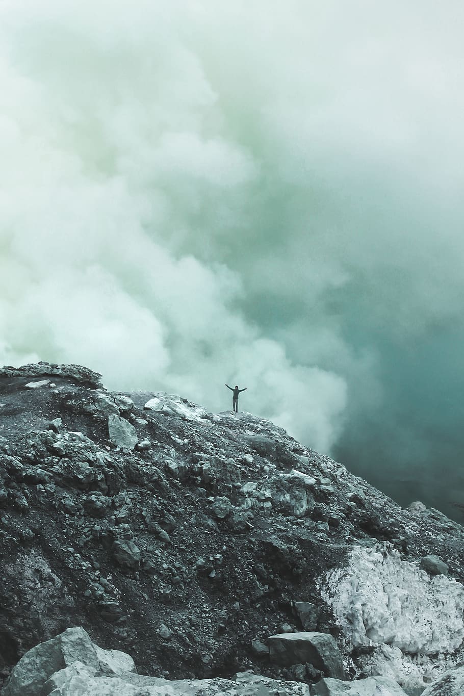 person standing on cliff with clouds background, nature, mountain, HD wallpaper