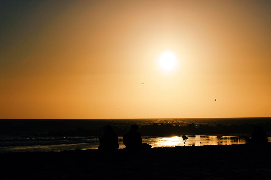 sunset, dusk, beach, horizon, summer, sand, silhouette, people HD wallpaper