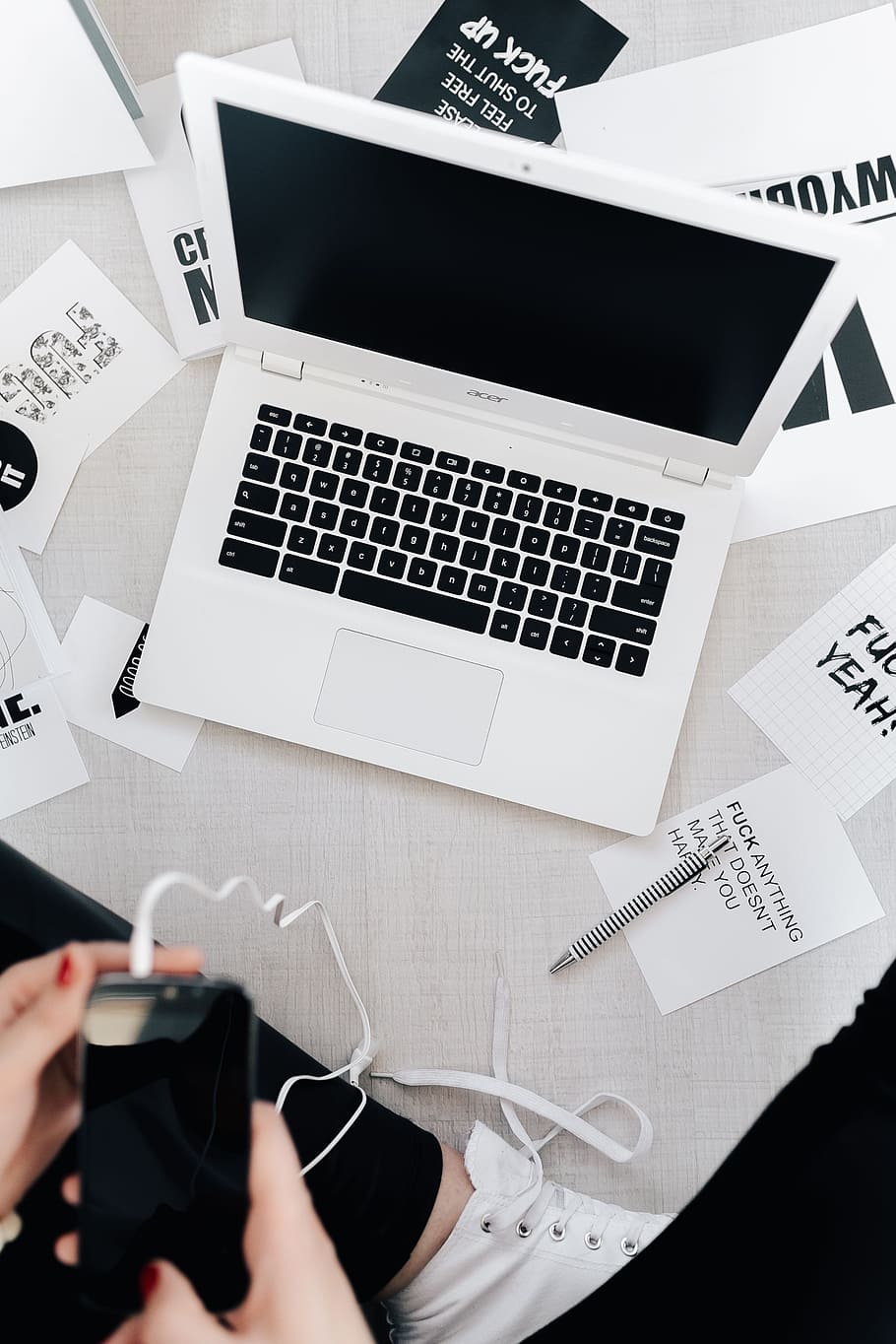 Femine Workplace with White Laptop, minimal, minimalist, workspace HD wallpaper