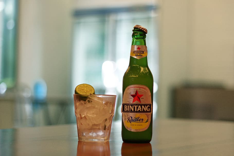 beer, cold, drinks, beverage, glass, lime, ice, table, chill HD wallpaper