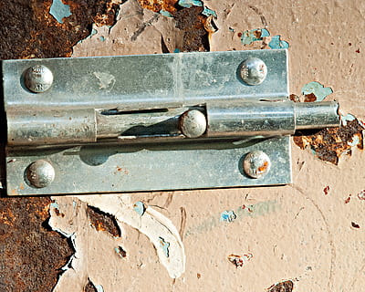 lock, peeling paint, colors, rust, door, afternoon, sunlight HD wallpaper