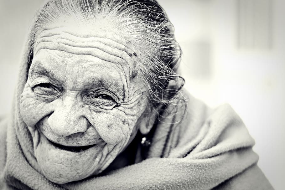 person smiling at the camera, senior adult, wrinkled, portrait HD wallpaper