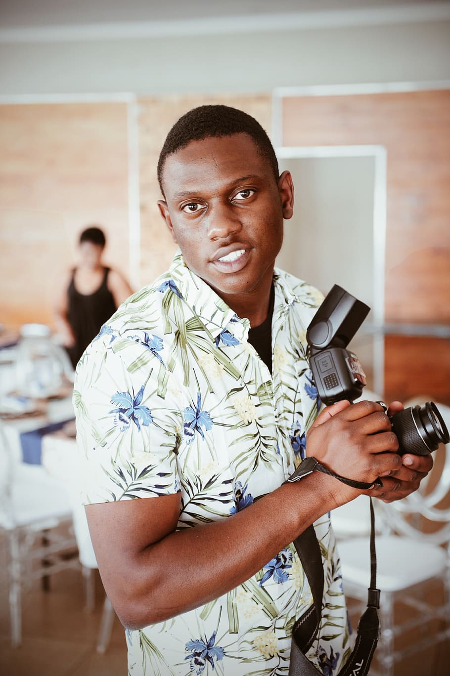 Man Wearing White Floral Shirt Holding a DSLR Camera, facial expression HD wallpaper