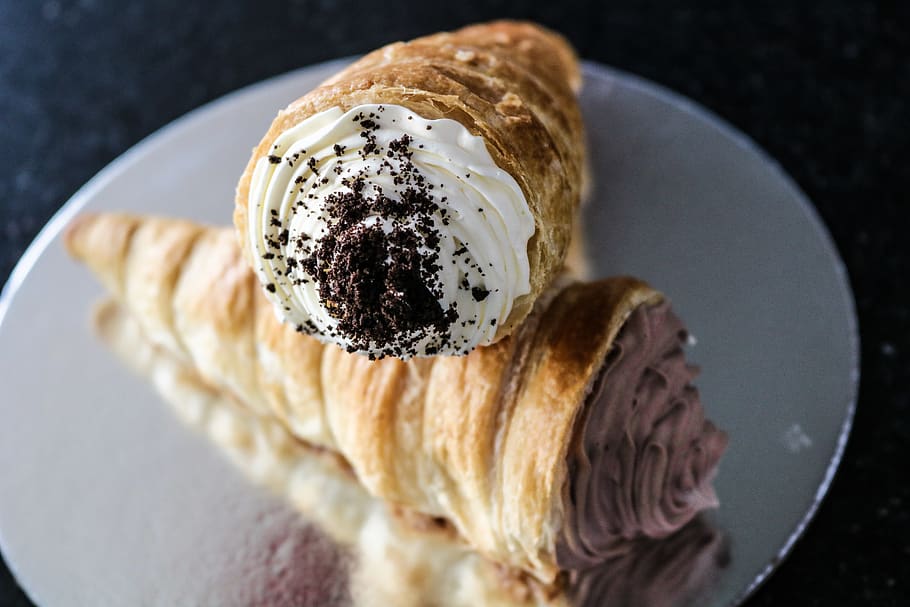 Baked Pastry on Plate, bakery, baking, bread, chocolate, close-up HD wallpaper