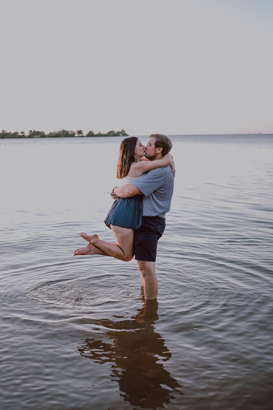 man hugging his wife, person, couple, lake, horizon, kiss, embrace
