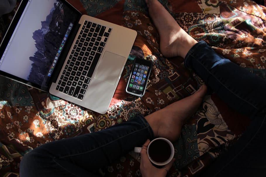 bedroom, computer, macbook, warm, light, homework, office, feet HD wallpaper