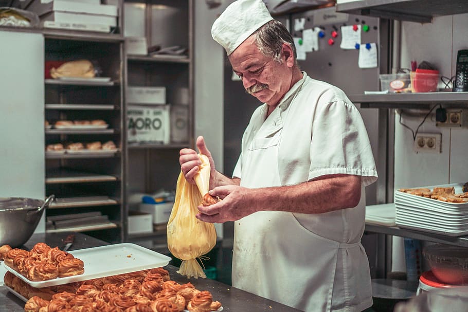 chef holding flatbread, food and drink, kitchen, occupation, business HD wallpaper