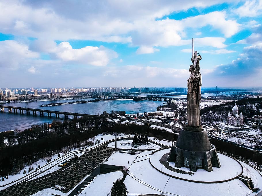 brown concrete statue under white cloudy sky, architecture, water HD wallpaper