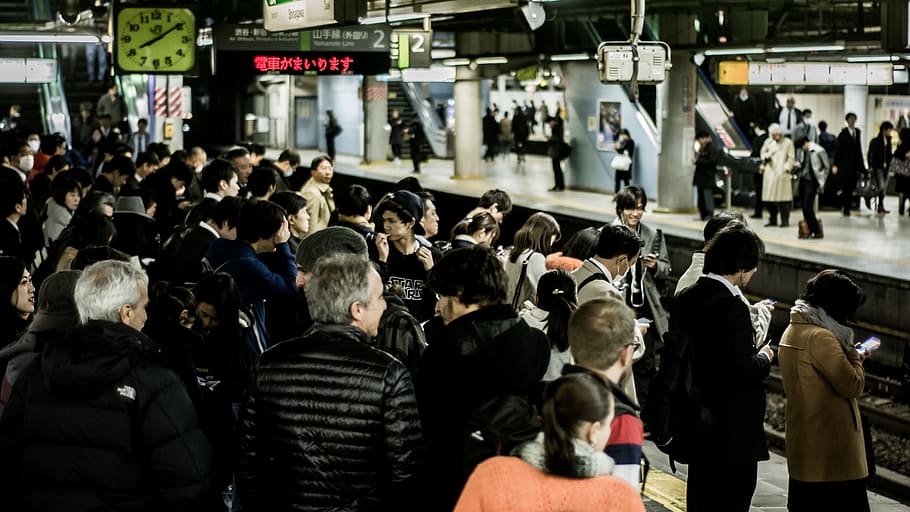 people waiting for train, crowd, travel, group, esculator, connection HD wallpaper