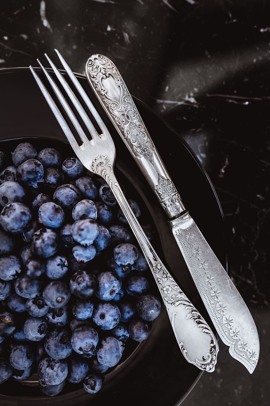Fresh blueberries on a black plate with vintage cutlery, fruits, HD wallpaper
