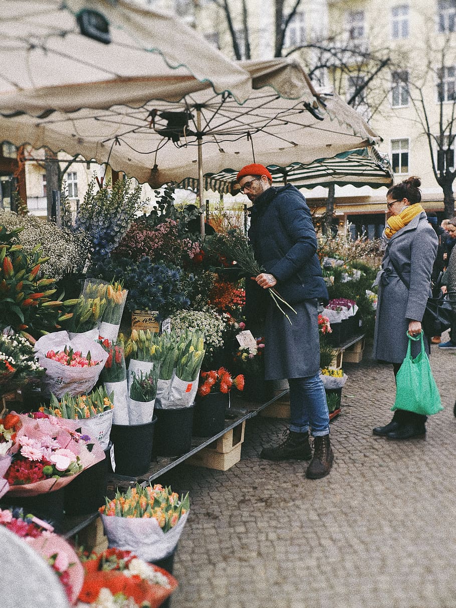 man holding flowers, retail, market, choice, variation, for sale HD wallpaper