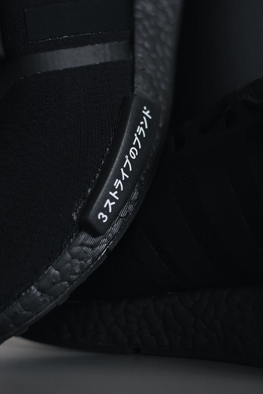 dark, white, minimal, modern, black, kick, shoe, adida, close-up HD wallpaper