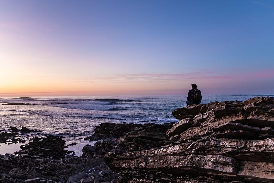 person sitting on cliff, sea, sky, water, rock, rock - object HD wallpaper